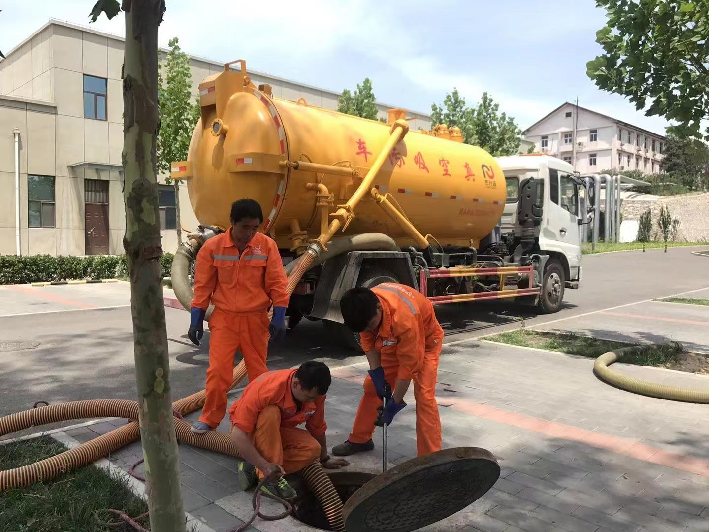 循化管道疏通车停在窨井附近