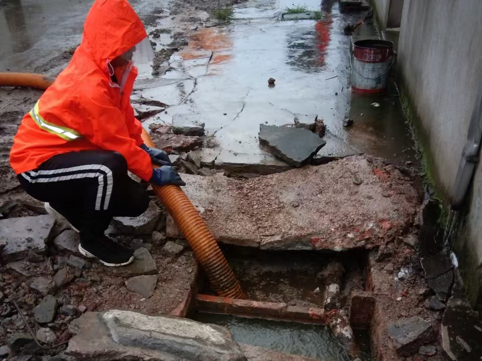 循化专业清理污水池 炜誉市政以规范流程守护城市 “肠道”