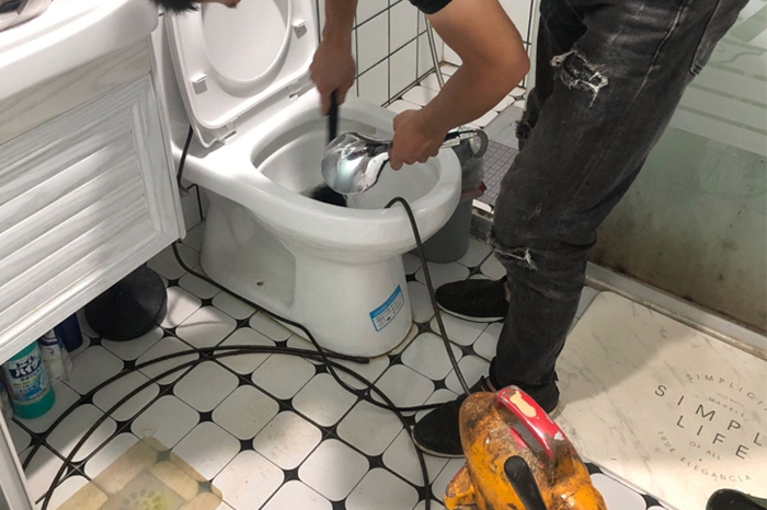 循化马桶堵塞自己疏通还是找师傅？专业上门服务让你省时更省心