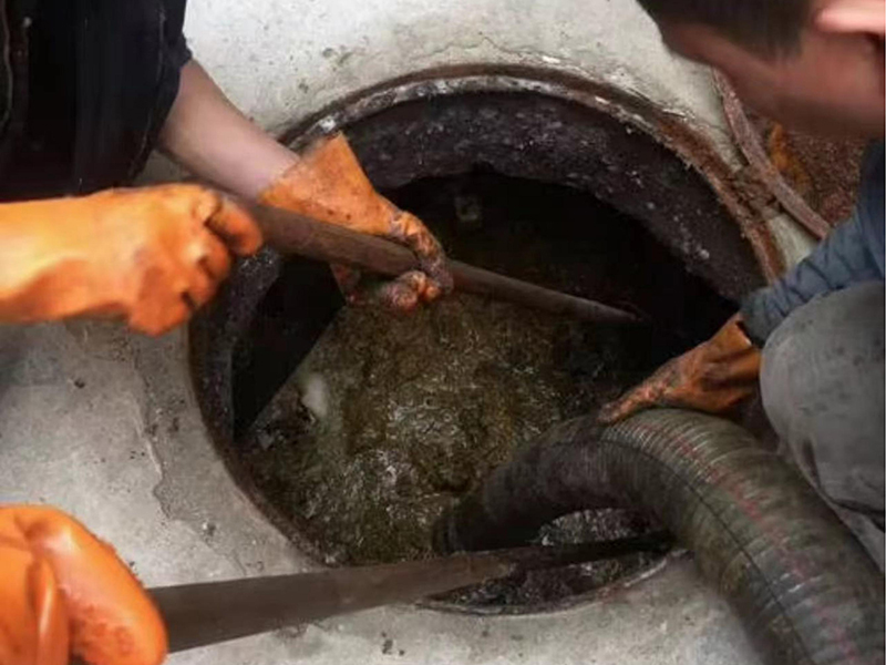 循化清理化粪池时如何避免沼气的危害？